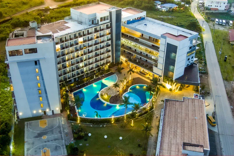 세부 CIA Mactan 캠퍼스 학교 건물과 수영장 전경