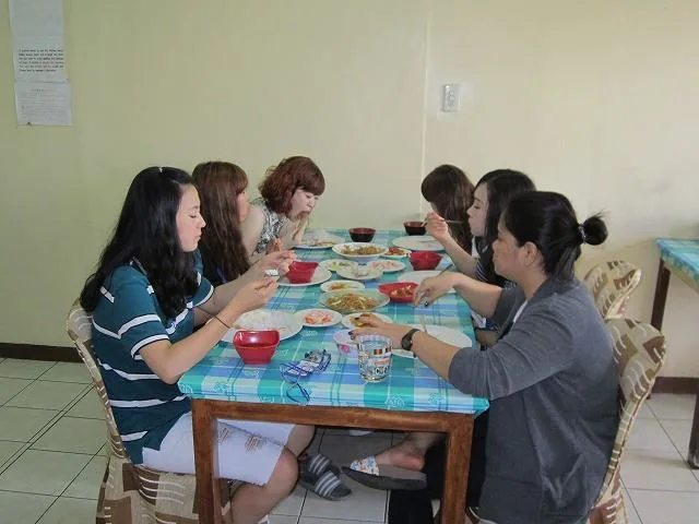 C21 마닐라 캠퍼스 공동 식사 장면