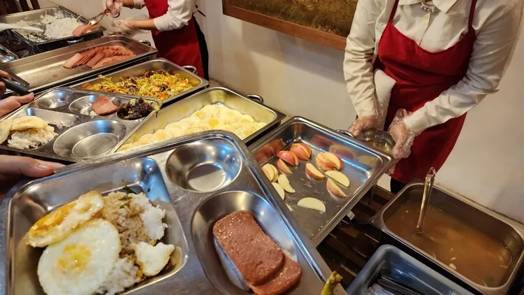 SMEAG 딸락 글로벌스쿨 학생 식사 배식