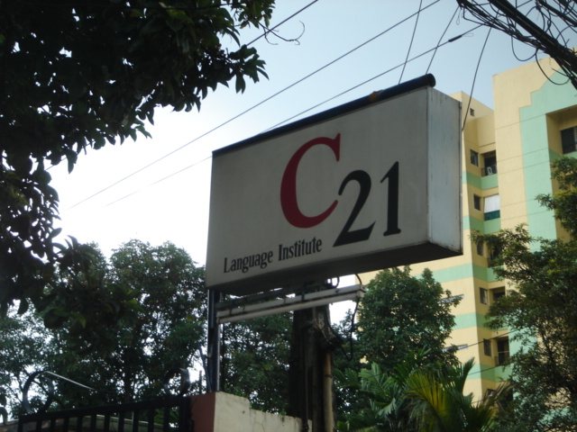 C21 Language Institute 학교 간판과 건물의 과거 사진