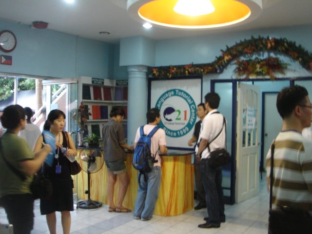 C21 Language Institute 로비 안내 데스크의 과거 사진