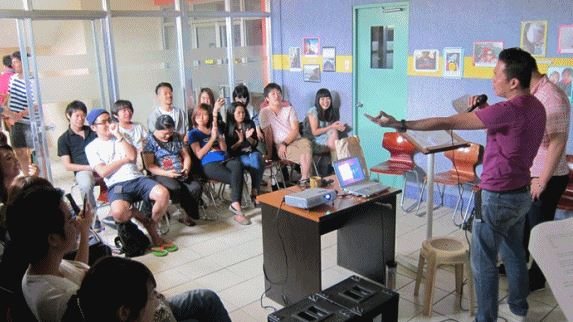 CNN International Language School 그룹수업 장면